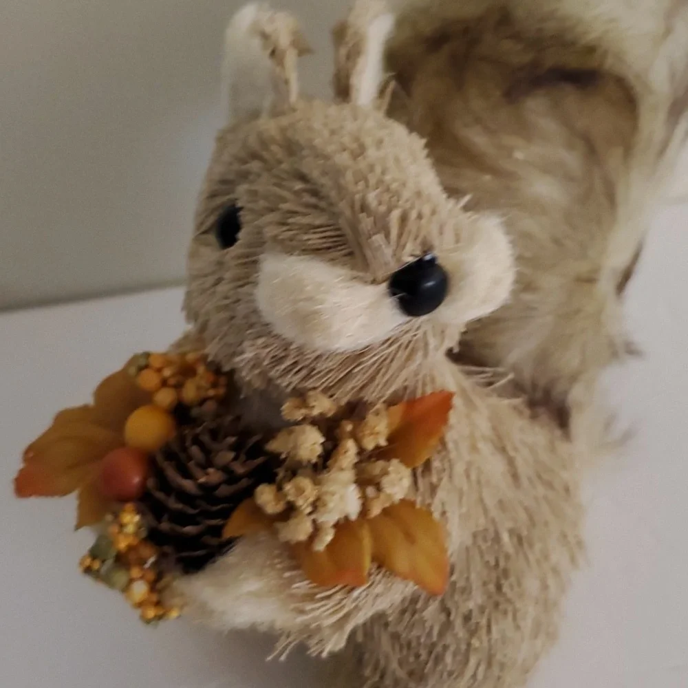 Fall Vintage Straw Animal Squirrel With Big Fluffy Tail And Basket - Picture 2 of 5